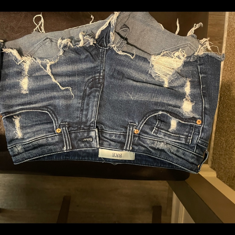 NWOT PAIR OF DISTRESS DENIM SHORTS BY BKE SIZE 28